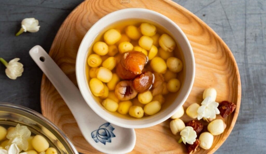 Best Food in Hue: Dine Like an Emperor in Vietnam's Imperial City with These 17 Dishes 16 5 cach nau che hat sen thanh mat cuc don gian tai - Best Food in Hue: Dine Like an Emperor in Vietnam's Imperial City with These 17 Dishes