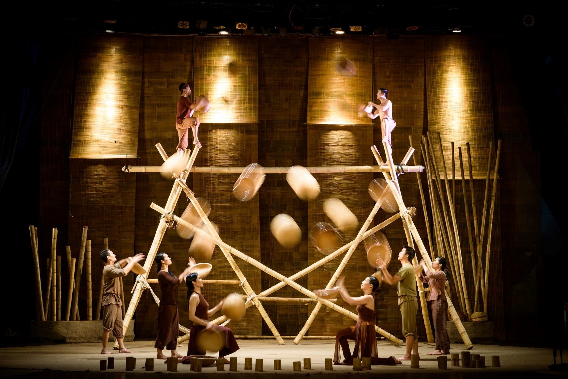 lang_toi1_JPDA lang toi1 JPDA - Community Stories: Tuan Le, Internationally-Acclaimed Juggler and Creator of Vietnamese Cultural Performances Around the World!