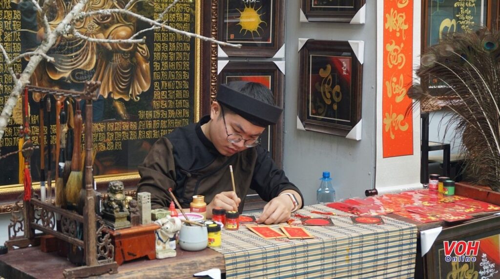 xuong pho ngay xuan xem ong do ba do ve bao li xi - What To Buy For Tet Gifts 2024 | Let's Celebrate The Year Of The Dragon