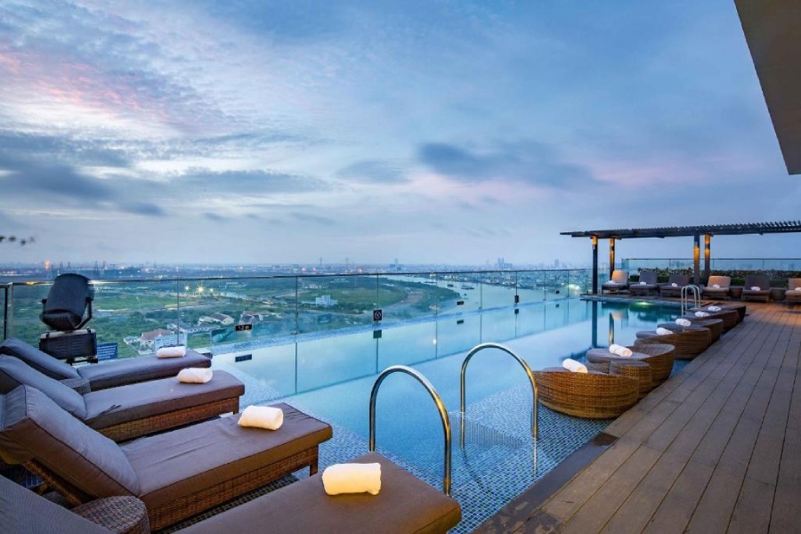 7 Awesome Rooftop Swimming Pools In Ho Chi Minh City 6 Liberty Central Saigon - 7 Awesome Rooftop Swimming Pools In Ho Chi Minh City