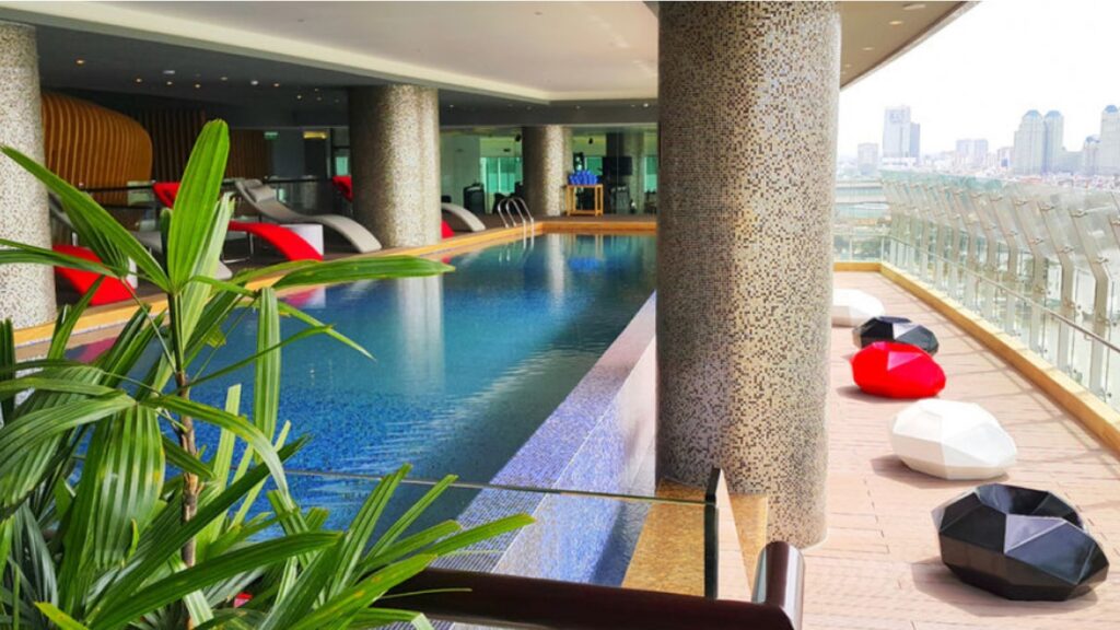 7 Awesome Rooftop Swimming Pools In Ho Chi Minh City 5 le meridien saigon s1180x560 - 7 Awesome Rooftop Swimming Pools In Ho Chi Minh City
