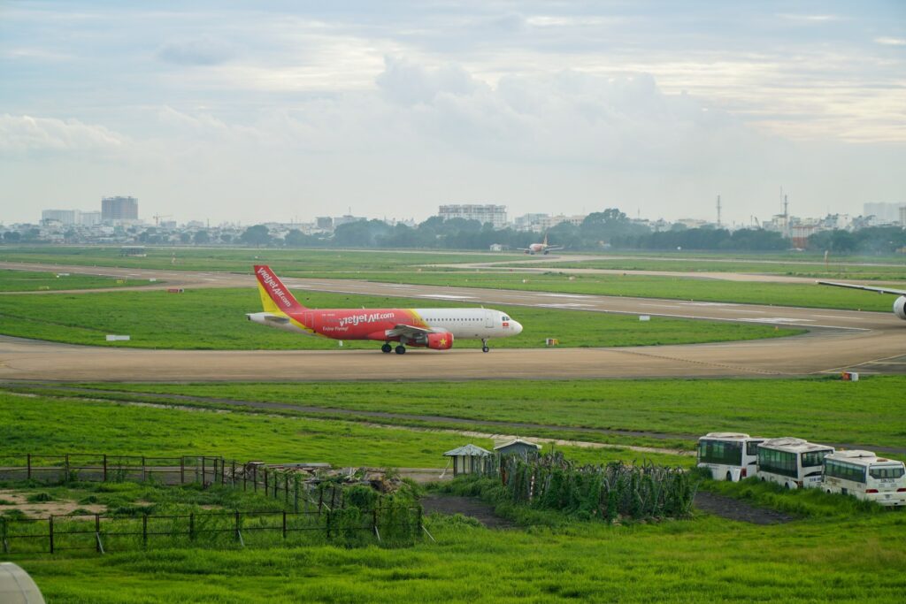 Ho Chi Minh City Transport | How to Get Around Saigon 3 trung cao 0lAKPzYFyuQ unsplash 1 - Ho Chi Minh City Transport | How to Get Around Saigon