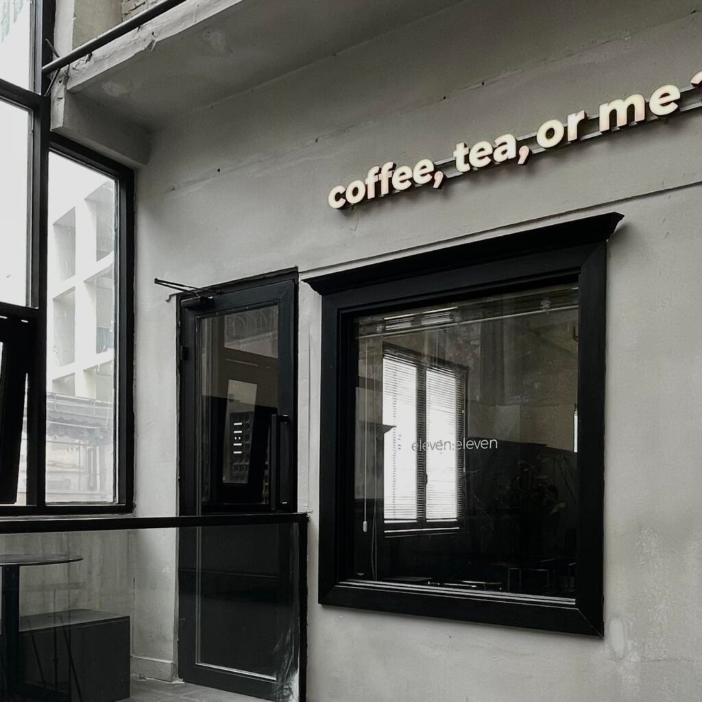 bf30ed8e 4053 4d99 a132 889d8ad7a9ba - 12 Charming “Cafe Apartment” Coffee Shops in Ho Chi Minh City