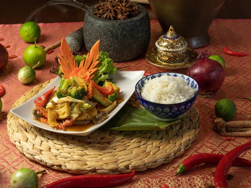 Vietnam vs Thailand | How To Choose Where To Visit? 9 Gai Pad Pak Ruam Mit