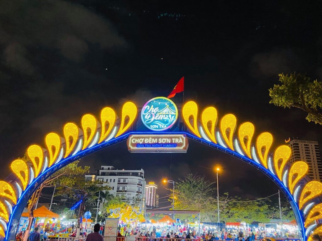 Explore Da Nang Nightlife | Best Entertainment & Hotspots Guide 16 son tra night market
