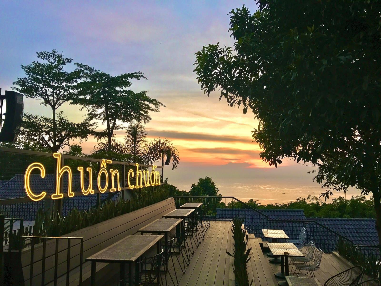 Chuồn chuồn Bistro And Skybar