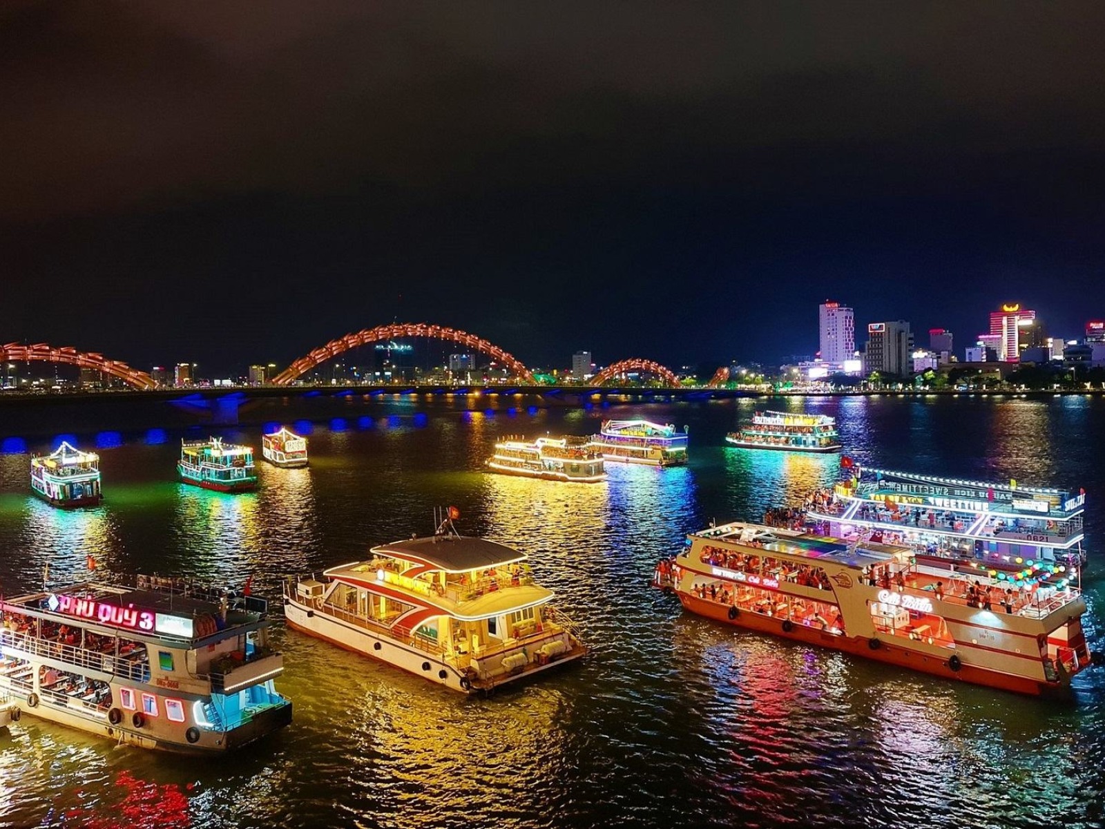 du thuyen tren song han banner - Things To Do In Da Nang