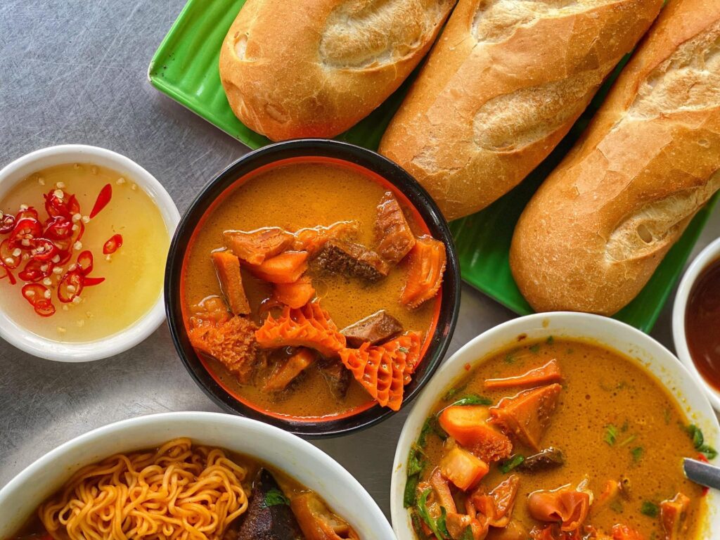 best night street food in saigon