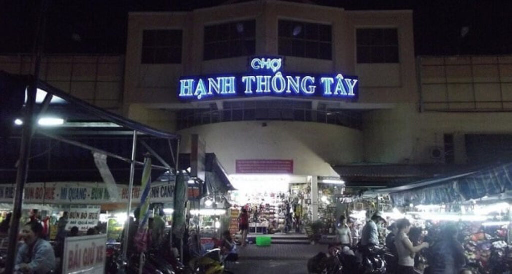 hanh thong tay market 02 1676986017 - 10 Night Markets in Ho Chi Minh City for Food & Shopping