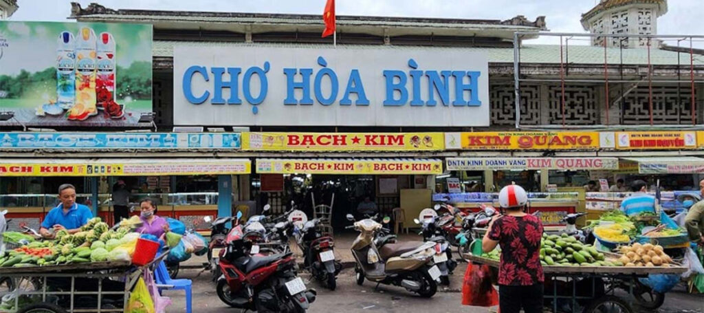 hoa binh market 0 - 10 Night Markets in Ho Chi Minh City for Food & Shopping