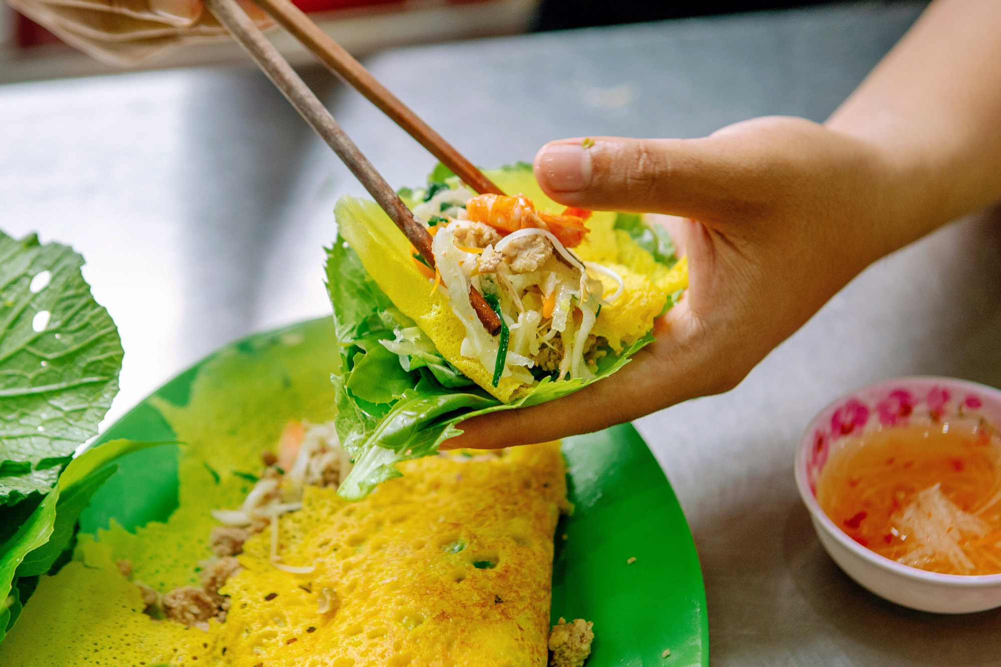 y nghia cua banh xeo mien tay doi voi hon que viet nam 924 2 - Top 16 Must-Try Street Food in Saigon for Night Owls