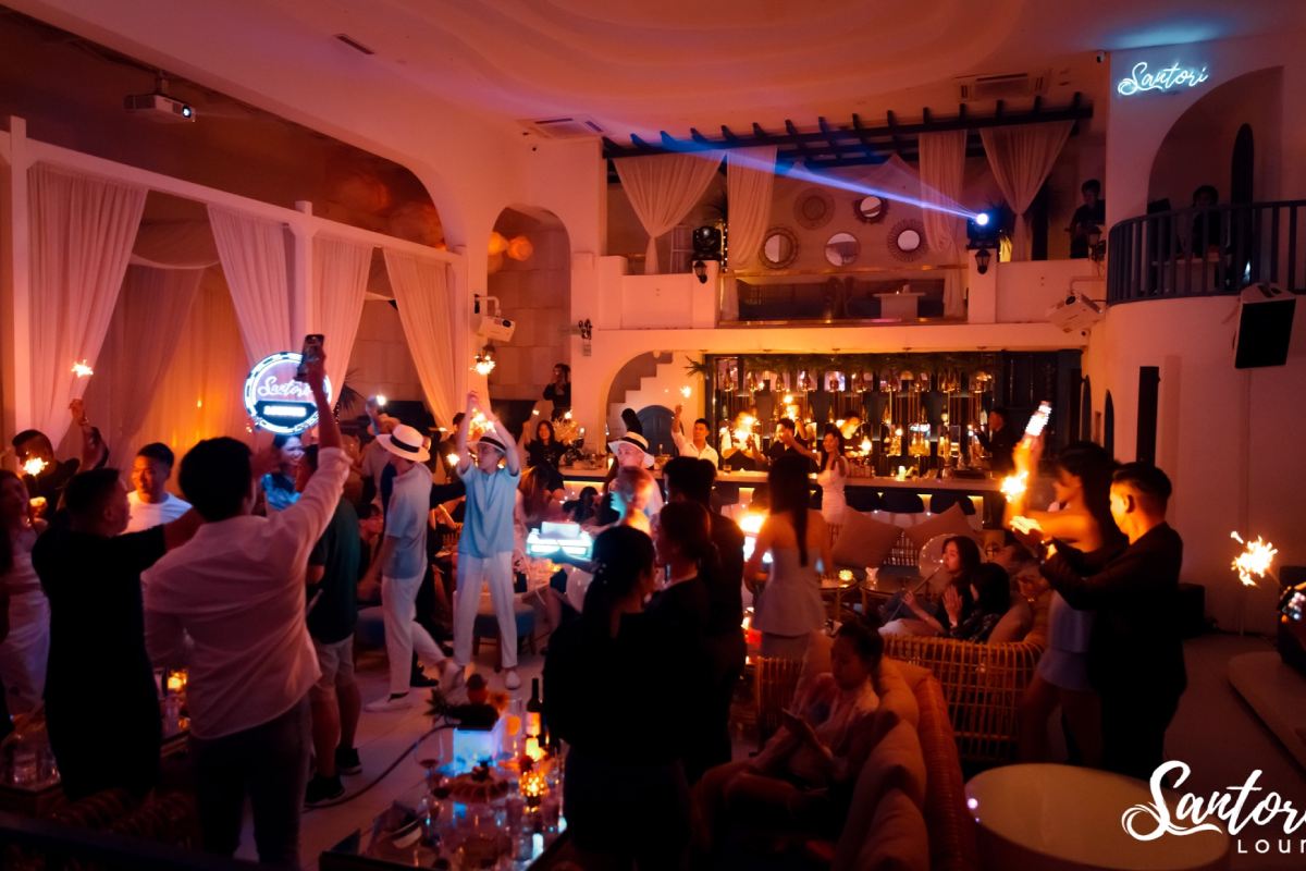 297274491_525855112669765_4223046858503043481_n Santori Lounge, a popular drinking spot in Saigon