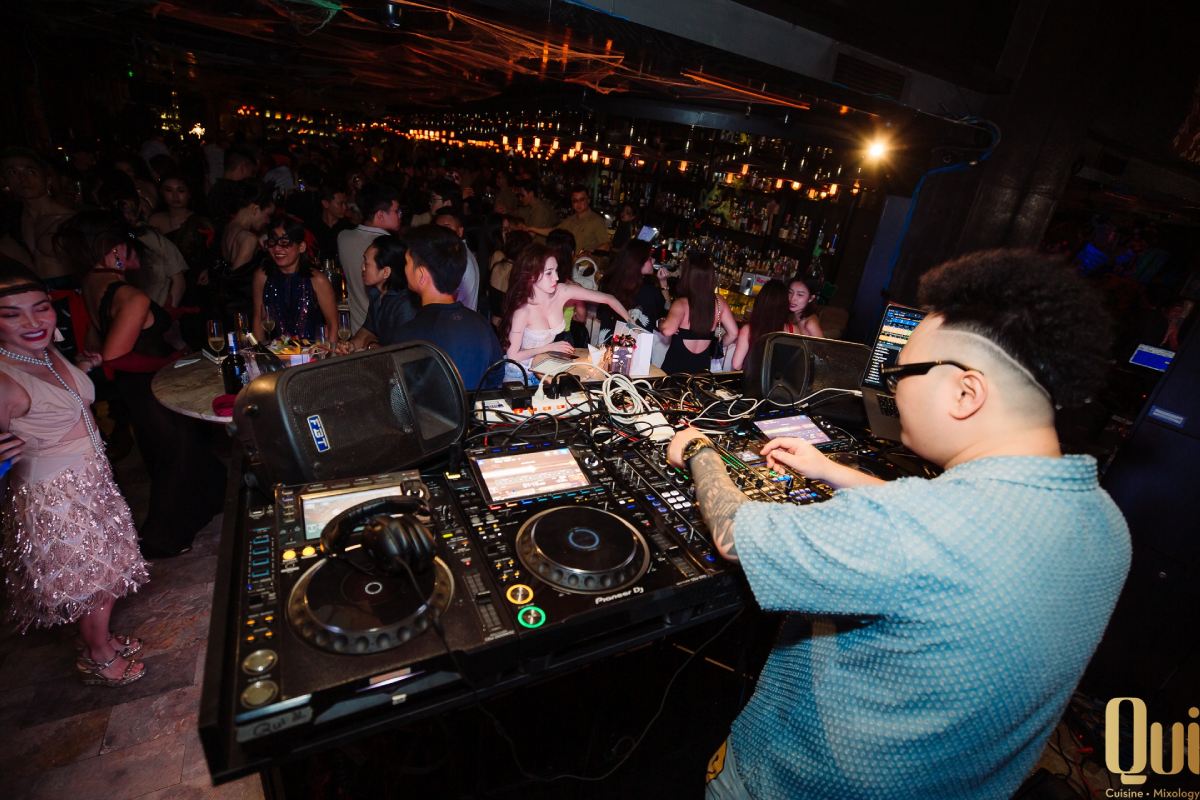 465442186_878200171121416_3883778395472448073_n (1) Live DJ performances in Qui Cuisine & Mixology