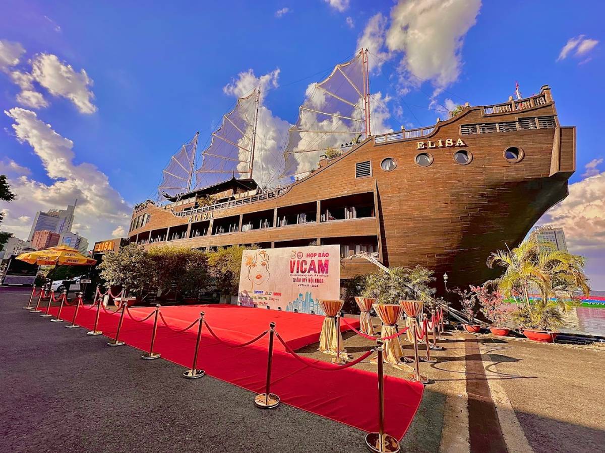 Elisa floating - A Guide to the Best Seafood Restaurants in Ho Chi Minh City