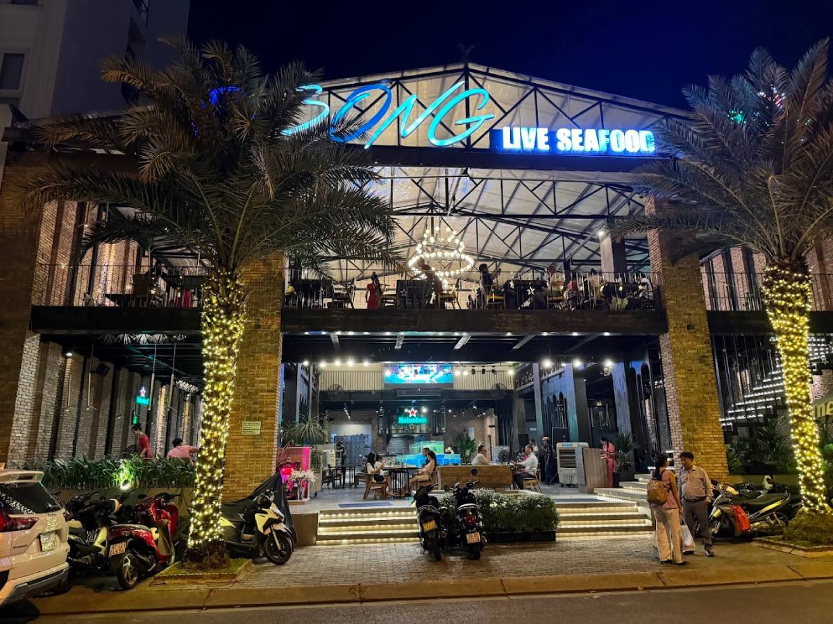 Song Live Seafood Storefront - A Guide to the Best Seafood Restaurants in Ho Chi Minh City