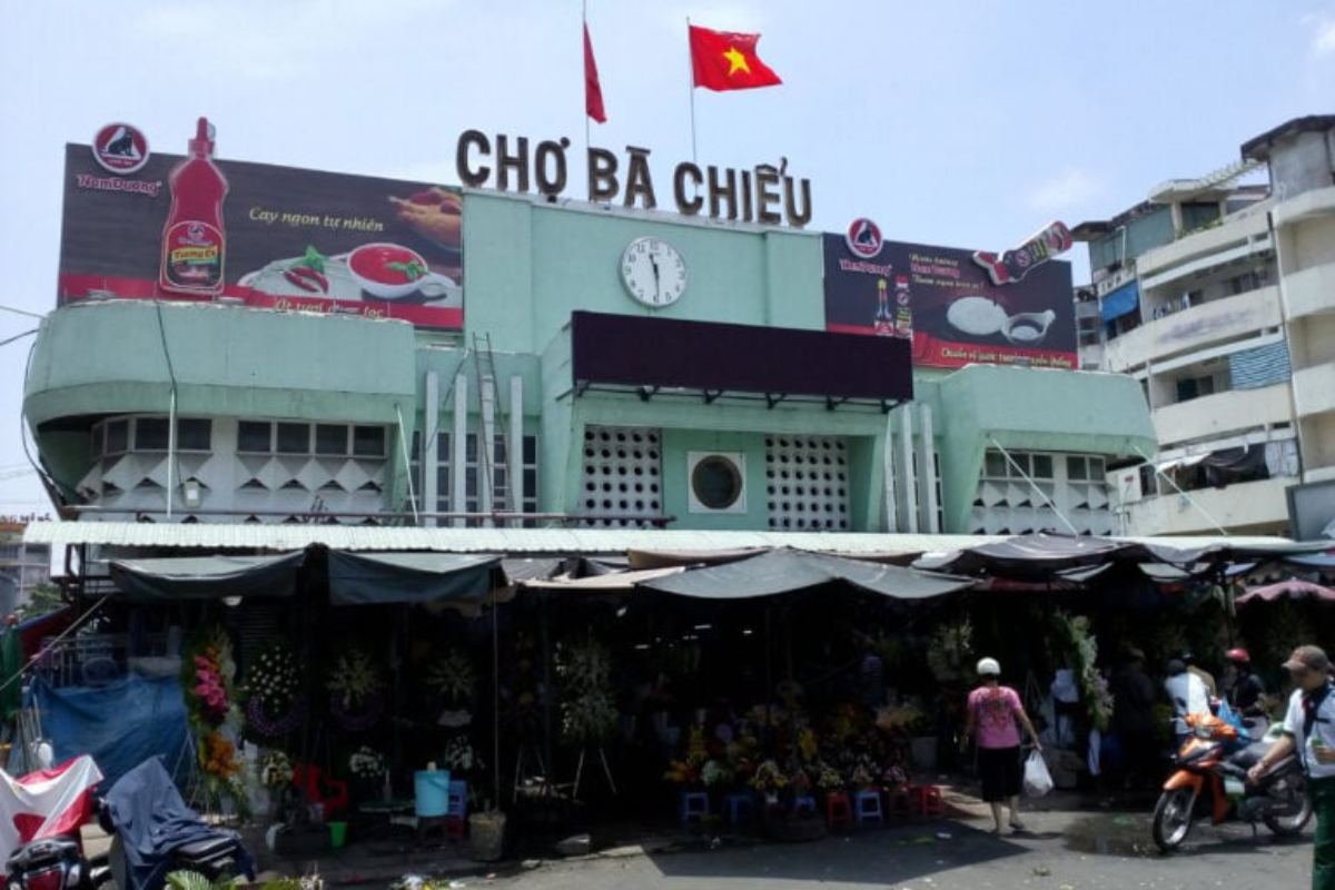 ba chieu market 1 768x576 1 - Go Sleepless with Ho Chi Minh City Nightlife | Bars, Clubs & More
