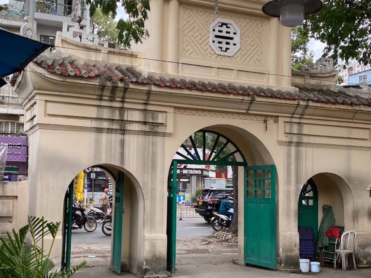 oc co mo storefront vu pham le 1 - A Guide to the Best Seafood Restaurants in Ho Chi Minh City